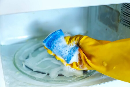 čištění mikrovlnné trouby prostředkem na nádobí